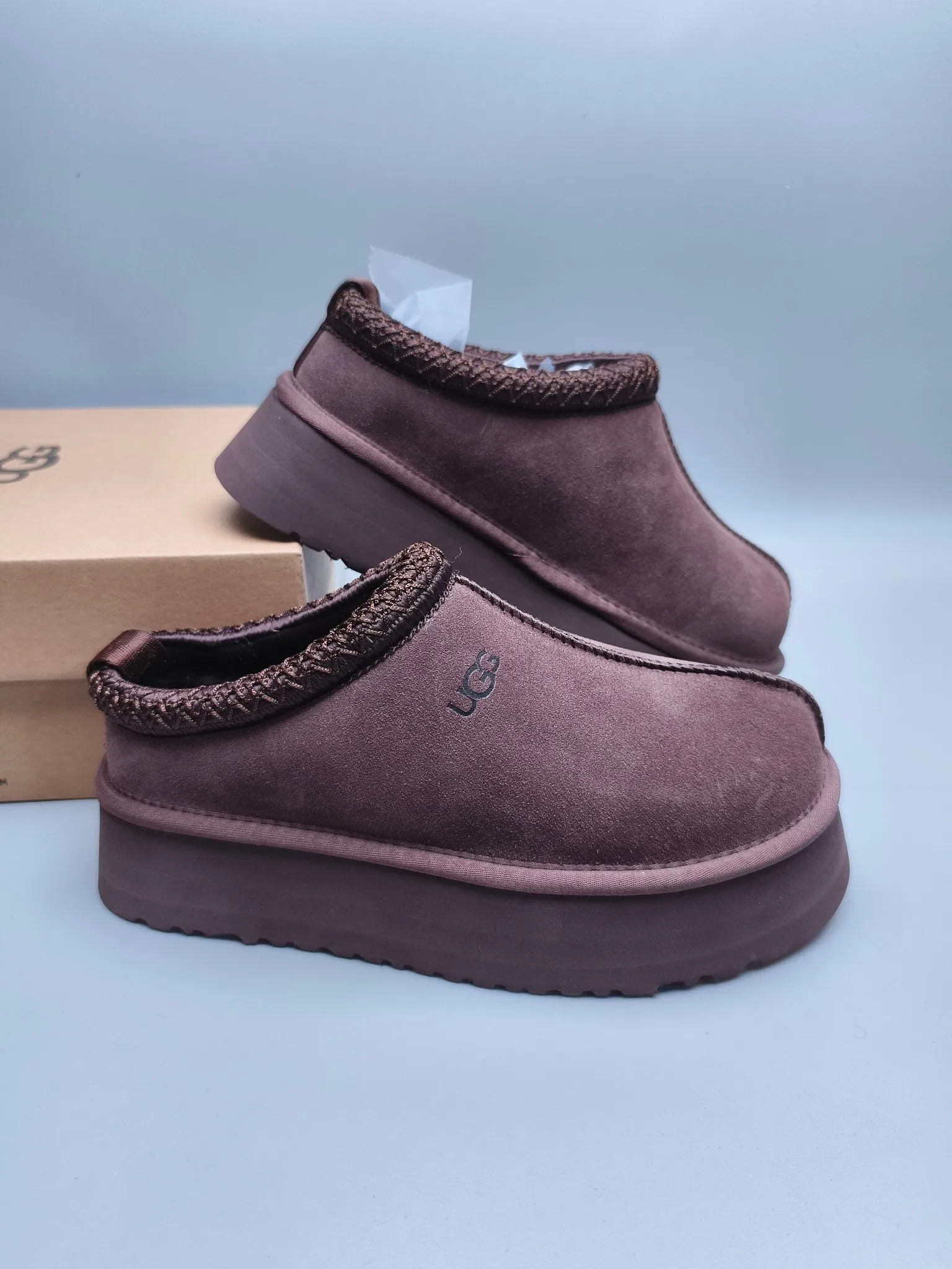 💰440 UGG sheepskin all-in-one snow boots 2553 co-branded national trend style thick-soled one-leg women’s snow boots🐾~ 🍭 A co-branded trendy item launched with well-known designer brands Feng Chen Wang and TELFAR. Zhou Dongyu & Wang Jiaer’s same style Fang Kete boots. The slip-on design makes it easy to put on and take off, and can be used indoors or outdoors. The exotic edging design is eye-catching, and it is definitely worth buying~ 🍭Material: cowhide➕sheep fur Outsole: rubber (light wing technology) 🍭Color: black, maroon, sand, dark green, light gray, chocolate, beige, walnut, brown, dark gray, red 🍭Number of codes: 35-42